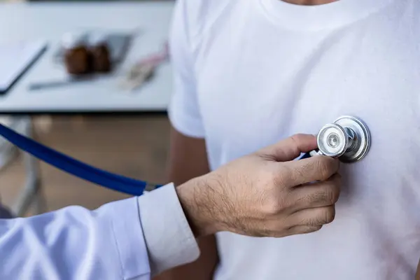 Stetoskop Kullanan Kalp Akciğer Sağlığı Kontrol Kliniği Erkek Doktoru Sağlık — Stok fotoğraf