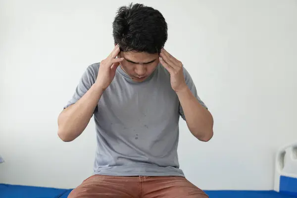 Ung Asiatisk Patient Hade Huvudvärk Sjukhussäng När Han Bar Blå — Stockfoto