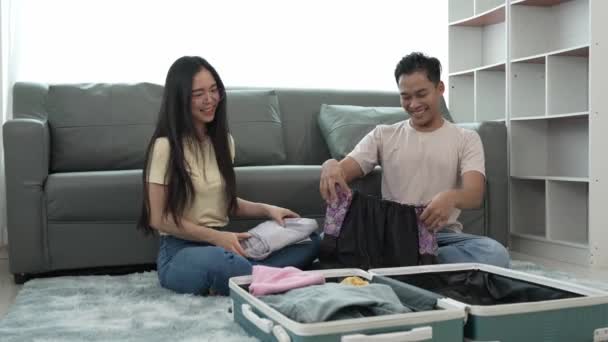 Azjatycka Para Pakująca Ubrania Wyjazd Granicę Razem Sypialni Mężczyzna Kobieta — Wideo stockowe