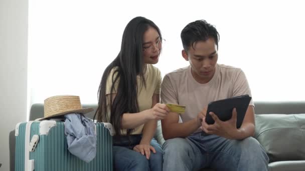 Asyalı Çift Yurt Dışına Gitmek Için Eşyalarını Topluyor Yatak Odasında — Stok video
