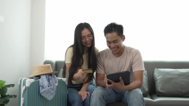 Asyalı Çift Yurt Dışına Gitmek Için Eşyalarını Topluyor Yatak Odasında — Stok video