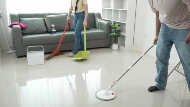 有魅力的年轻亚洲男人和女人一起打扫房子快乐的家庭 美丽的夫妇清理肮脏的地板做家务活 — 图库视频影像