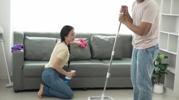 有魅力的年轻亚洲男人和女人一起打扫房子快乐的家庭 美丽的夫妇清理肮脏的地板做家务活 — 图库视频影像