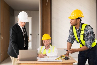 Mimari mühendislik ekibi planlamak için şantiyede toplanıyor, planlar çiziyor, bir grup işadamı mimar ve inşaat mühendisiyle buluşup inşaat alanında sunum yapıyor..