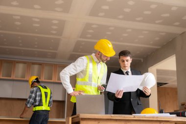 Mimari mühendislik ekibi planlamak için şantiyede toplanıyor, planlar çiziyor, bir grup işadamı mimar ve inşaat mühendisiyle buluşup inşaat alanında sunum yapıyor..