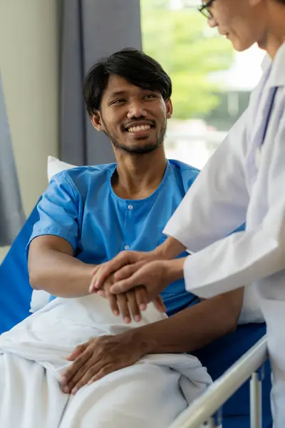 Mannelijke Arts Gesprek Met Mannelijke Patiënt Ziekenhuisbed Glimlachende Arts Met — Stockfoto