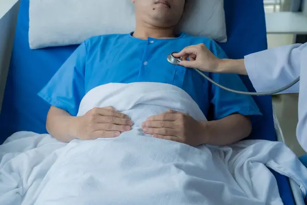 Homme Patient Origine Asiatique Lit Reçoit Bonnes Nouvelles Médecin Sujet Photos De Stock Libres De Droits