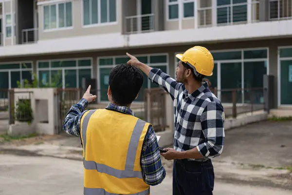 Entrepreneur Travailleur Masculin Construction Inspectant Chantier Ingénieur Asiatique Jeune Partenaire Image En Vente