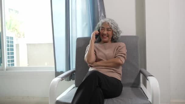 Mulher Idosa Avó Asiática Sentado Sofá Usando Smartphone Móvel Para — Vídeo de Stock