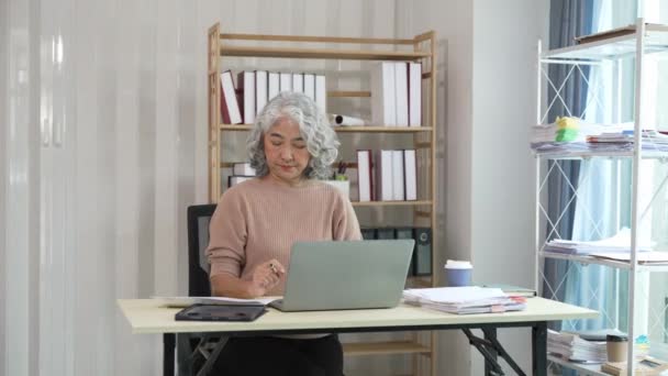 Uśmiechnięta Pracownica Średnim Wieku Siedząca Przy Biurku Komputerem Księgowe Dokumenty — Wideo stockowe