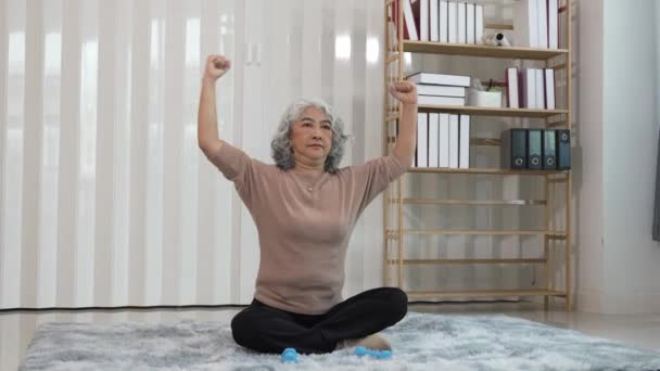 Šedovlasá Žena Středního Věku Šťastně Usmívá Při Cvičení Protahování Obývacím — Stock video