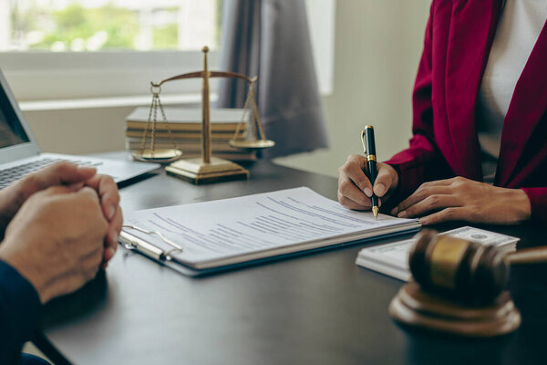 Консультации между бизнесменом и адвокатом-мужчиной или командой судей при встрече с клиентом Юридическая концепция, крупный план