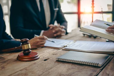 Ev ve arazi satışı için emlakçı sözleşmeleri ipotek kredisi satın alma sözleşmesi ve dikey imaj sigortası olan evleri satmak için özel promosyonlar.