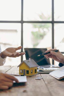 Ev ve arazi satışı için emlakçı sözleşmeleri ipotek kredisi satın alma sözleşmesi ve dikey imaj sigortası olan evleri satmak için özel promosyonlar.