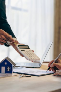 Ev ve arazi satışı için emlakçı sözleşmeleri ipotek kredisi satın alma sözleşmesi ve dikey imaj sigortası olan evleri satmak için özel promosyonlar.