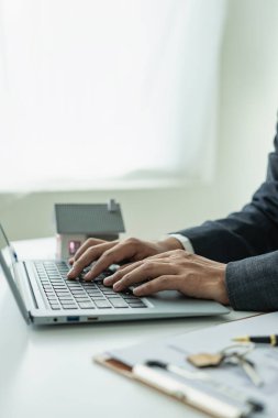 Ev ve arazi satışı için emlakçı sözleşmeleri ipotek kredisi satın alma sözleşmesi ve dikey imaj sigortası olan evleri satmak için özel promosyonlar.