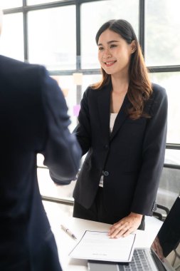 İş başvurusu konsepti: Yönetici ve iş başvurusu yapan kişi iş görüşmesinden sonra el sıkışır. Şirkete katılacak insanlar ve çalışacak yetenekli insanlar bulmak için iş görüşmeleri.