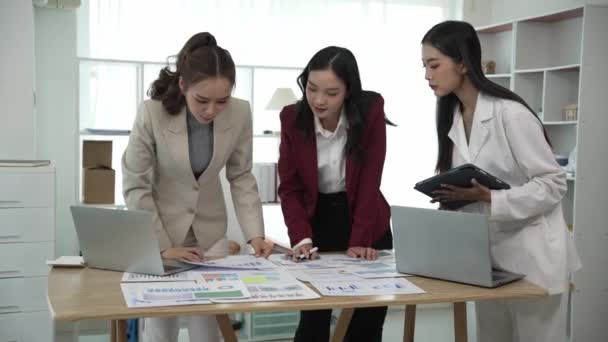 Smiling Asian Businesswoman Talking Colleagues Exchanging Ideas Together Office Using — Stock video