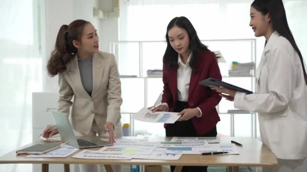 아시아의 사업가가 동료와 이야기하고 사무실에서 아이디어를 컨설턴트와 노트북을 회의실 새로운 — 비디오