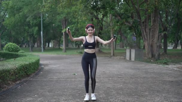 Aantrekkelijke Aziatische Vrouw Sportkleding Joggen Het Park Een Zomerochtend Genieten — Stockvideo
