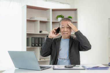 Finansal veri analizi, üst düzey Asyalı işadamının ofiste belgelerle çalışması, toplantı, video çağrısı, yönetim, modern iş için uzaktan teknoloji..