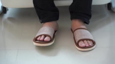 Vücut ağrısı, kas ağrısı, zayıflık, sağlık hizmetleri kavramı olan yaşlı bir Asyalı adamın yakın çekim videosu..