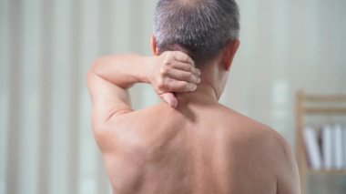 Vücut ağrısı, kas ağrısı, zayıflık, sağlık hizmetleri kavramı olan yaşlı bir Asyalı adamın yakın çekim videosu..