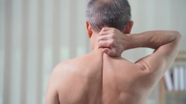 Vücut ağrısı, kas ağrısı, zayıflık, sağlık hizmetleri kavramı olan yaşlı bir Asyalı adamın yakın çekim videosu..