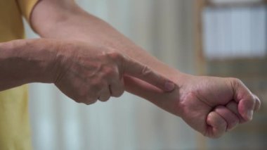 Vücut ağrısı, kas ağrısı, zayıflık, sağlık hizmetleri kavramı olan yaşlı bir Asyalı adamın yakın çekim videosu..