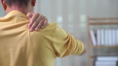 Vücut ağrısı, kas ağrısı, zayıflık, sağlık hizmetleri kavramı olan yaşlı bir Asyalı adamın yakın çekim videosu..