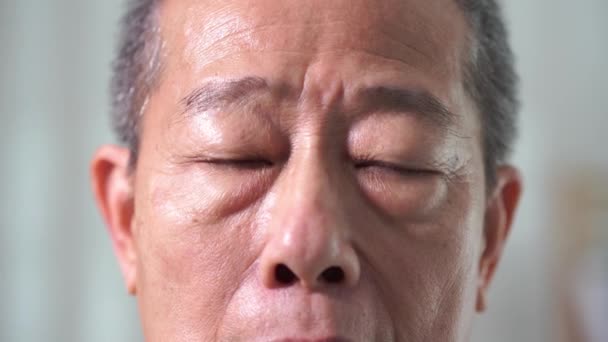 一位年迈的亚洲男子的特写视频 他有身体疼痛 肌肉疼痛 医疗保健观念 — 图库视频影像