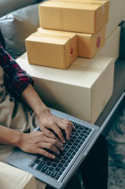 Girişimciler, ev ofislerinde çalışan küçük ve orta büyüklükteki işletmeler bilgisayar, nakliye kutuları, ambalajlama, çevrimiçi pazarlama kullanıyorlar. KOBİ Telepazarlama Kavramları, Yakın Çekim Resimleri