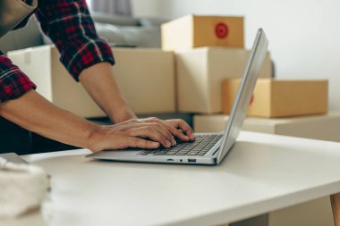 Girişimciler, ev ofislerinde çalışan küçük ve orta büyüklükteki işletmeler bilgisayar, nakliye kutuları, ambalajlama, çevrimiçi pazarlama kullanıyorlar. KOBİ Telepazarlama Kavramları, Yakın Çekim Resimleri