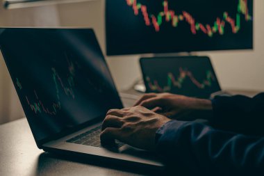 İşadamı, hisse senedi piyasası grafiğini güvenle analiz ediyor ve olası yatırım fırsatlarını vurguluyor. Finansal analist borsa ticaret grafikleri ekonomik büyüme grafiğini analiz ediyor