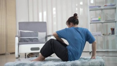fit vücutlu aktif ve sağlıklı Asyalı kız evde egzersiz yapıyor, dambılları kaldırıyor, yoga yapıyor, yoga minderinde geriniyor ve egzersiz yapıyor. Sağlıklı yaşam tarzı, barış