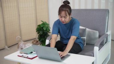 Evde bilgisayar ve veri analizi, gayrimenkul yatırımı, ev işi kavramı ile çalışan genç Asyalı kadın kavramı