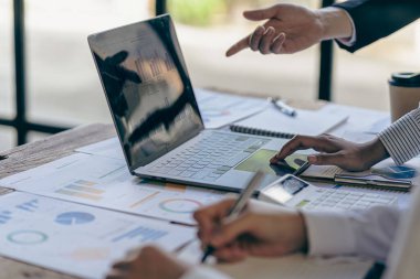 İş toplantıları yöneticileri finansal çizelge ve grafikleri analiz etmek için takım çalışmasına girişirler. Profesyonel teknoloji planlama ve yatırım stratejilerini yansıtıyor, yakın plan görüntüler