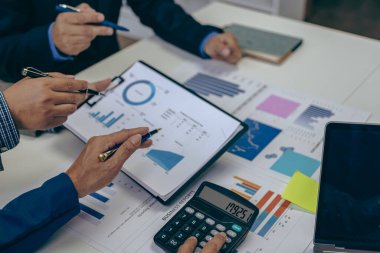 İş toplantıları yöneticileri finansal çizelge ve grafikleri analiz etmek için takım çalışmasına girişirler. Profesyonel teknoloji planlama ve yatırım stratejilerini yansıtıyor, yakın plan görüntüler