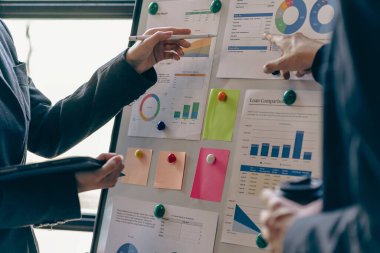 İş toplantıları yöneticileri finansal çizelge ve grafikleri analiz etmek için takım çalışmasına girişirler. Profesyonel teknoloji planlama ve yatırım stratejilerini yansıtıyor, yakın plan görüntüler