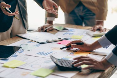 İş toplantıları yöneticileri finansal çizelge ve grafikleri analiz etmek için takım çalışmasına girişirler. Profesyonel teknoloji planlama ve yatırım stratejilerini yansıtıyor, yakın plan görüntüler