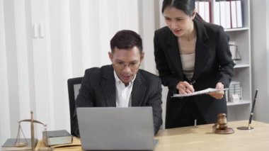 Laptop ve çekiç kullanarak çalışan avukatlarla bilgi alışverişinde bulunmak ve avukatın bürosundaki erkek avukat ve iş kadınından bilgi almak için