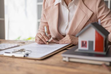 Emlakçılar ev sunar, sigorta komisyoncuları müşterilere ev satın alma veya kiralama konusunda tavsiyede bulunur.