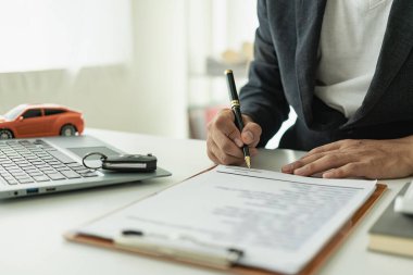 Araba satış temsilcisi ya da müşterisi olan satış müdürü banka ile finansal krediyi onaylamış, finansal kredi konseptini onaylamış. Yakın plan resimler.