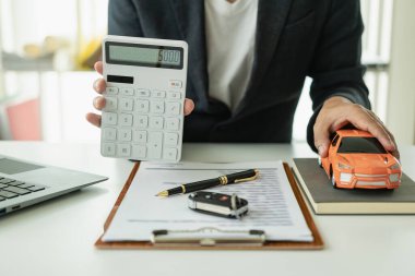 Araba satış temsilcisi ya da müşterisi olan satış müdürü banka ile finansal krediyi onaylamış, finansal kredi konseptini onaylamış. Yakın plan resimler.