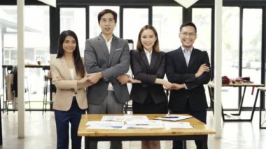 İş adamları iş birlikleri ve satın almalar için takım çalışması için el sıkışıyor, toplantılarda başarılı görüşmeler yapıyor, el sıkışıyor, şirketteki beyin fırtınası toplantısından önce masada oturuyor..