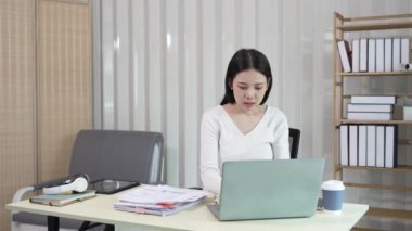 Dizüstü bilgisayarda çalışan ve evrak işleriyle uğraşan kadın muhasebeci, vergiler, ticaret, araştırma, muhasebe ve muhasebe analizleri, gayrimenkul yatırım verileri, finansmanlar