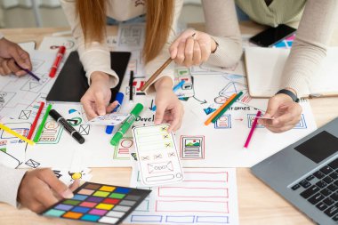 UI / UX web tasarımcılarından oluşan bir ekip, önizlemesi olan mobil bir yanıt veren web sitesi geliştirmek için birlikte çalışıyor. Web sitesi geliştirme kavramları UI UX