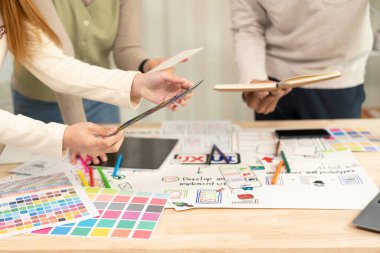 UI / UX web tasarımcılarından oluşan bir ekip, önizlemesi olan mobil bir yanıt veren web sitesi geliştirmek için birlikte çalışıyor. Web sitesi geliştirme kavramları UI UX