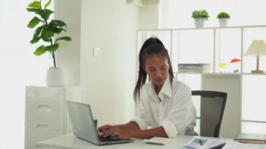 İç işlerinde çalışan Asyalı iş kadını. Not defteri tableti, dizüstü bilgisayarı, doküman ve doküman kullanıyor. İşinizi iyi düşünün ve mutlu bir şekilde analiz edin..