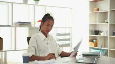 İç işlerinde çalışan Asyalı iş kadını. Not defteri tableti, dizüstü bilgisayarı, doküman ve doküman kullanıyor. İşinizi iyi düşünün ve mutlu bir şekilde analiz edin..